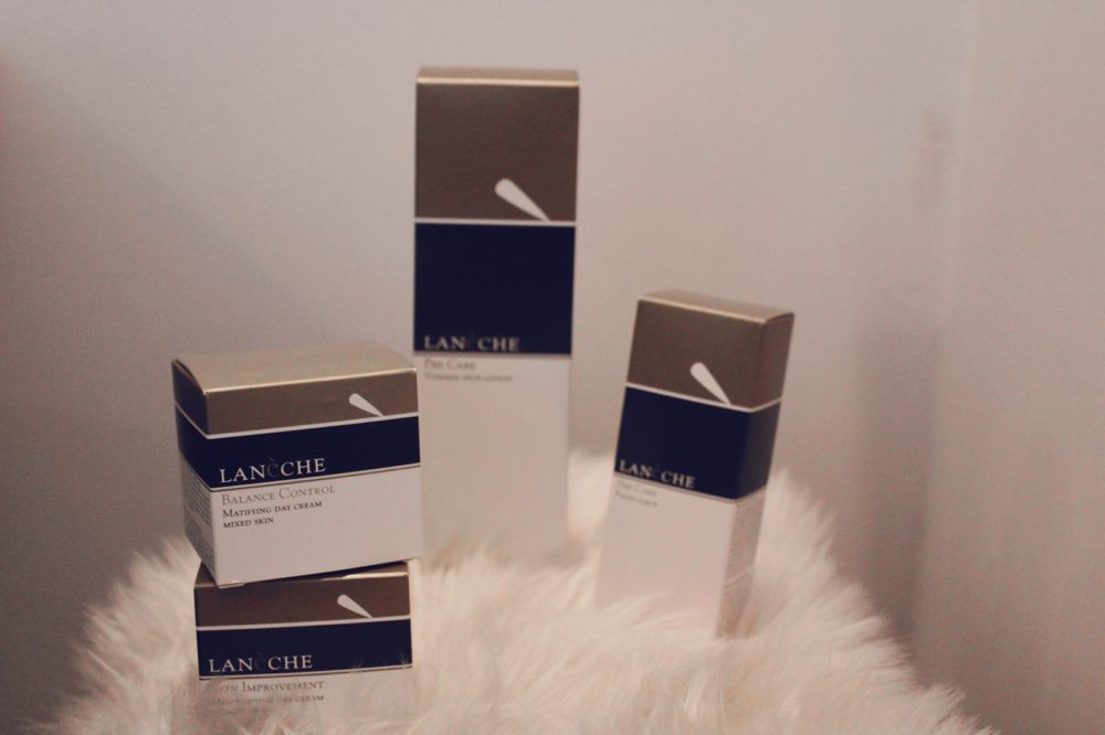 Lanéche verzorgingsproducten op een witte vacht in Salon Romy